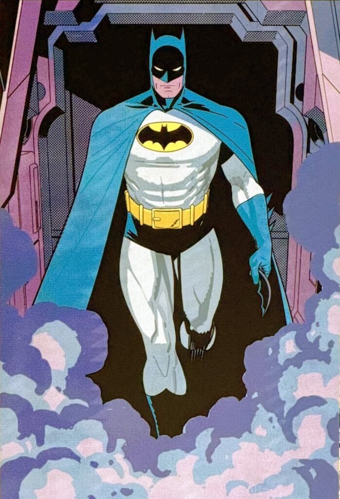 Batman de traje clássico azul e cinza atravessa uma porta com fumaça roxa numa arte promocional de Batman: Justice Year