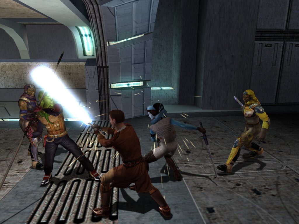 Luta com sabre de luz azul num corredor metálico: o grupo do jogador, com uma twi'lek de pele azul, enfrenta mercenários em Star Wars: Knights of the Old Republic
