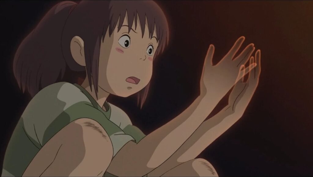 Chihiro olha as mãos ficando transparentes no mundo dos espíritos (A Viagem de Chihiro)
