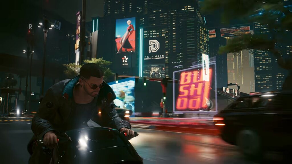V, de óculos escuros e jaqueta de couro com gola verde-água, pilota uma moto à noite por uma avenida de Night City cheia de letreiros de neon, em cena do vídeo oficial da atualização 2.5 de Cyberpunk 2077