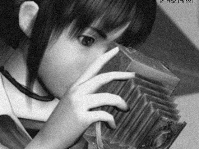 Miku segura a Câmera Obscura em Fatal Frame