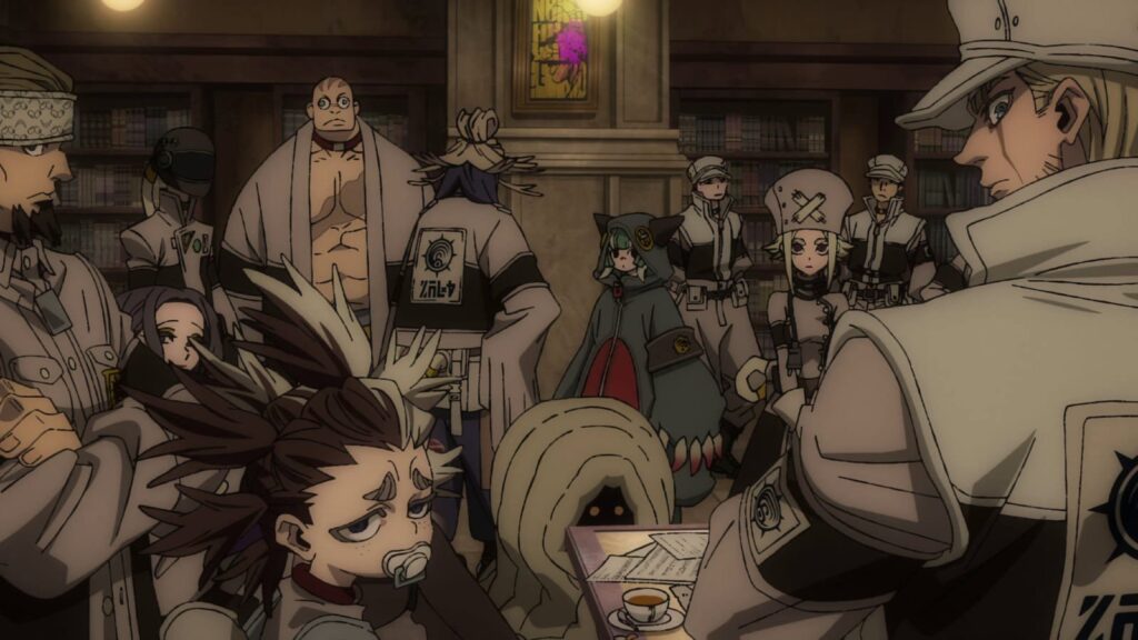 Zeladores reunidos em uma sala da sede, cheia de estantes, com um integrante de quepe branco em primeiro plano, em cena de Gachiakuta