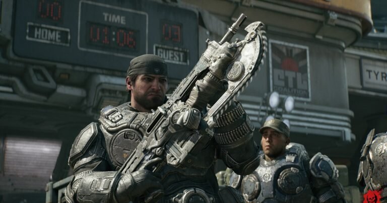 Marcus Fenix ergue o Lancer, o rifle com motosserra, diante de um placar de estádio em Gears of War: E-Day