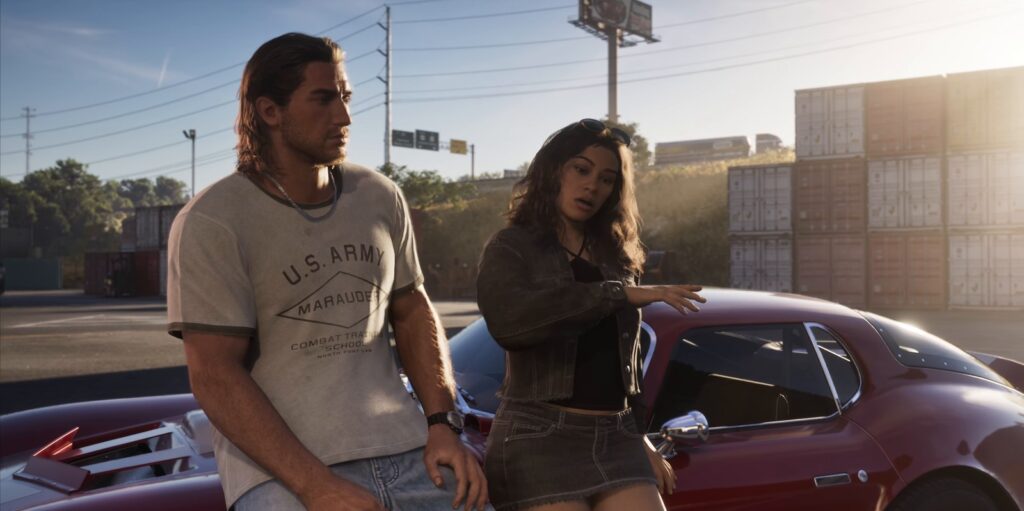 Cena oficial do trailer de lançamento de GTA 6: Jason, com camiseta U.S. Army Marauder Combat Training School, e Lucia encostados num carro esportivo vermelho perto de contêineres