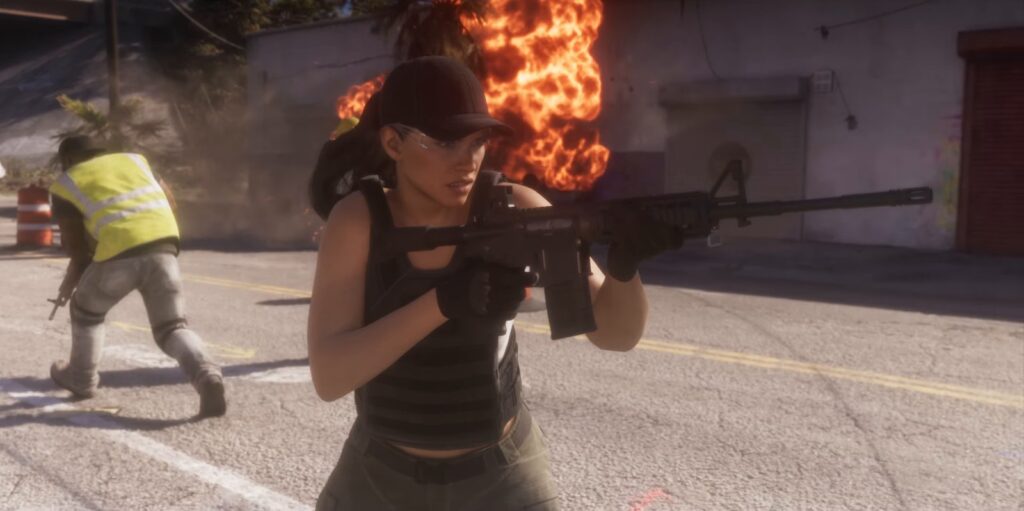 Cena oficial do trailer de lançamento de GTA 6: Lucia, de boné, óculos e colete, aponta um fuzil numa rua com uma explosão ao fundo