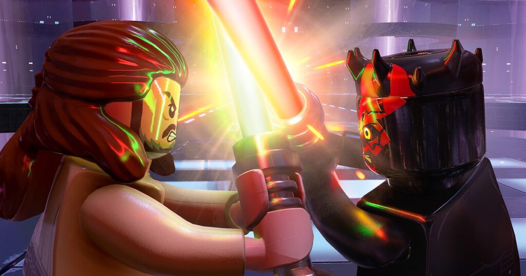 Qui-Gon Jinn e Darth Maul cruzam sabres de luz em versão LEGO, em cena oficial de LEGO Star Wars: The Skywalker Saga