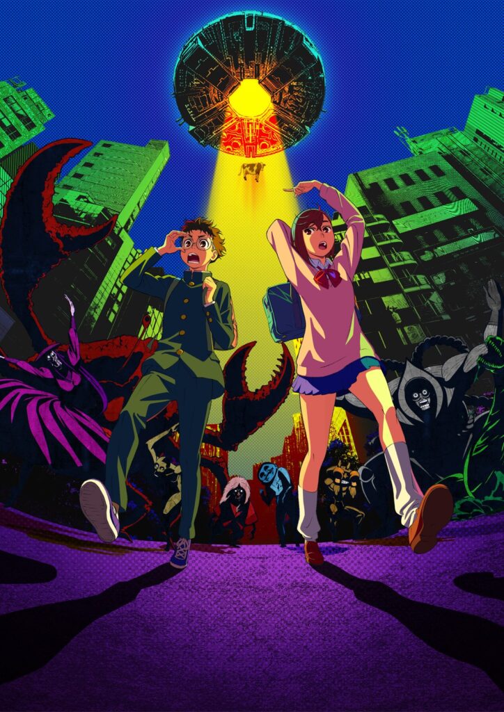 Momo e Okarun sob a luz de um disco voador, cercados por monstros e alienígenas, no key visual oficial do anime Dandadan