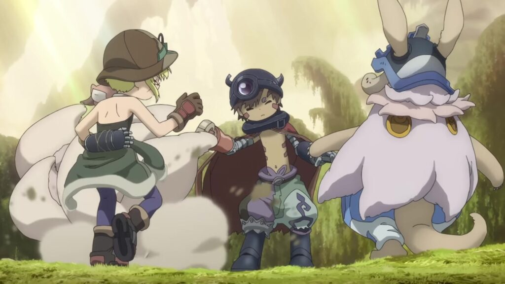 Riko e Reg caminham ao lado de Nanachi e de Faputa, que carrega o grupo numa clareira verde, em quadro do trailer oficial do filme