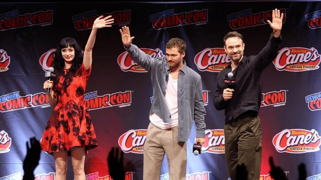 Charlie Cox, Krysten Ritter e Finn Jones, do elenco de Demolidor: Renascido, no palco da Marvel na New York Comic Con 2026