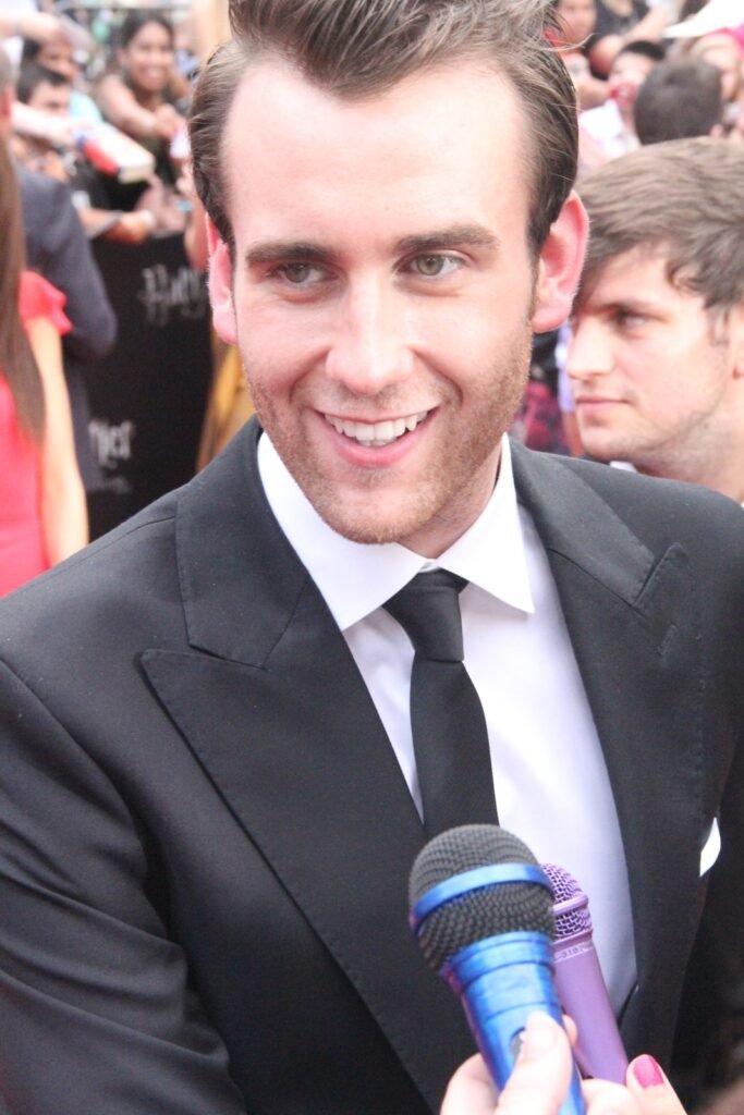 Matthew Lewis de terno dá entrevista no tapete vermelho em julho de 2011