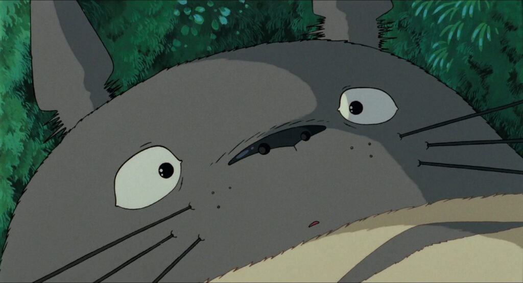 Mei sobre a barriga de Totoro em Meu Amigo Totoro (1988)