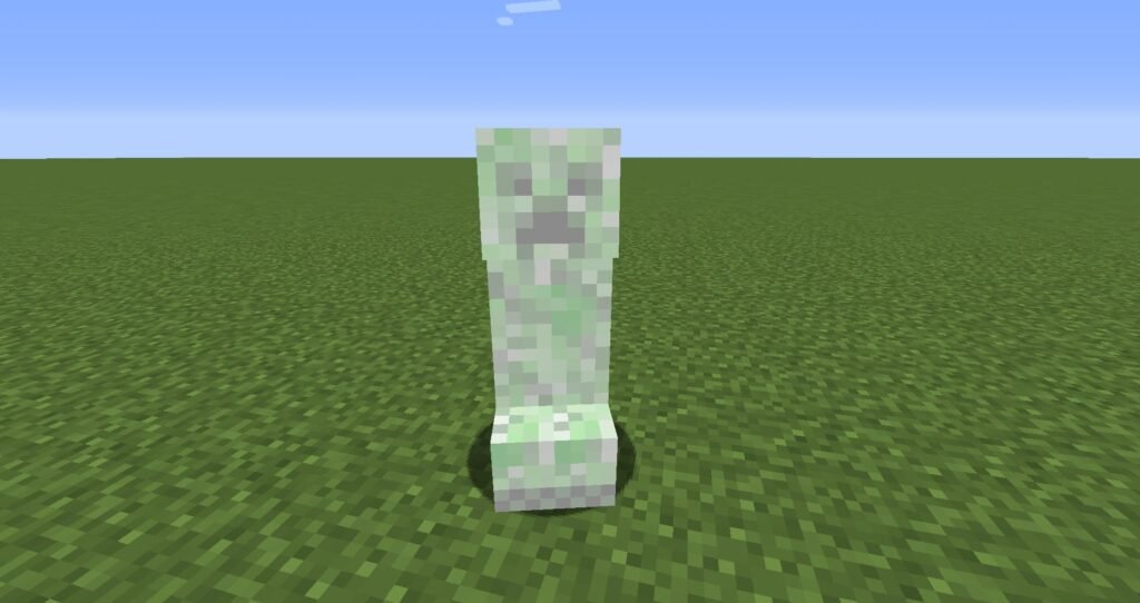Um Creeper piscando antes de explodir em Minecraft