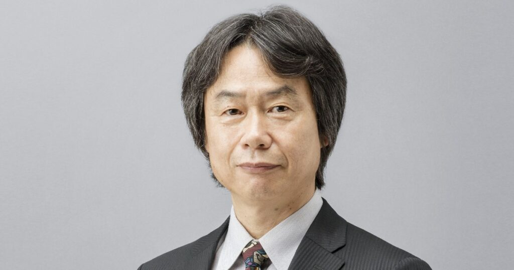 Shigeru Miyamoto, de terno escuro e gravata estampada, em foto oficial do Ministério da Educação do Japão