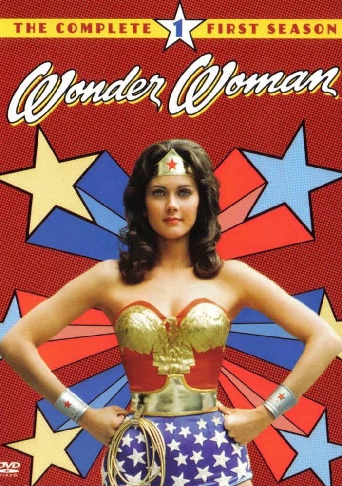 Lynda Carter como Mulher-Maravilha na capa da primeira temporada da série de TV (1975–1979)