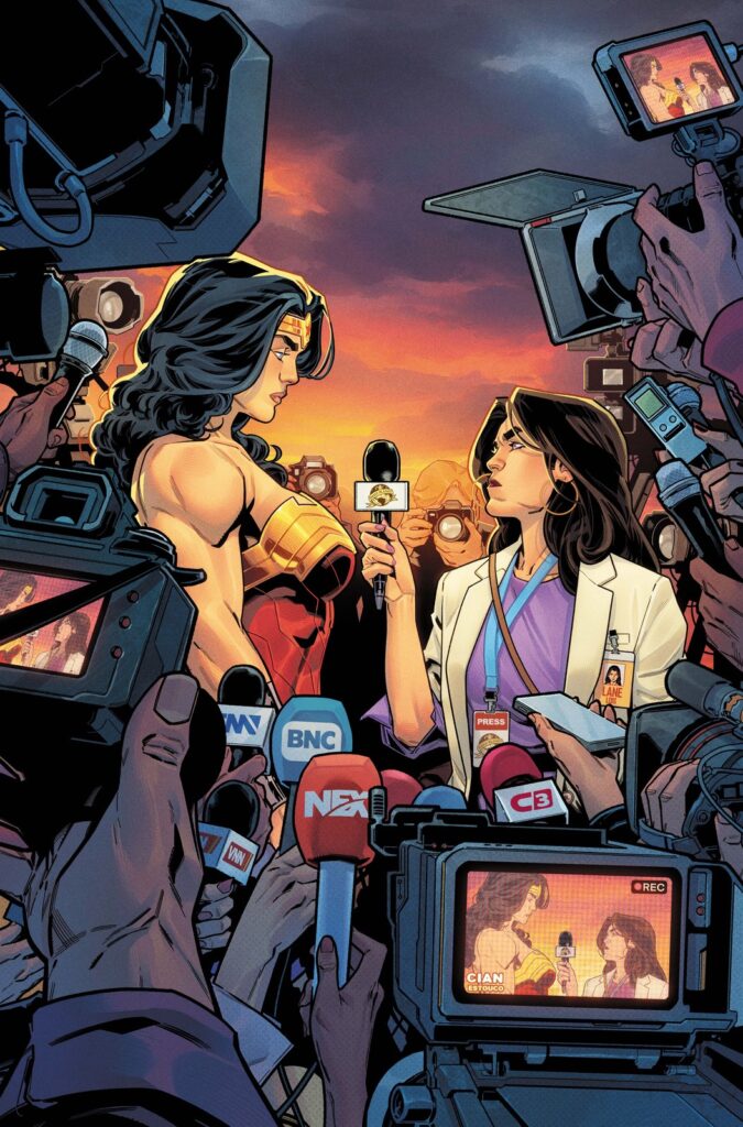 Lois Lane, de blazer branco, entrevista a Mulher-Maravilha no meio de uma multidão de microfones e câmeras de TV ao pôr do sol, na capa variante de Cian Tormey para Wonder Woman #41