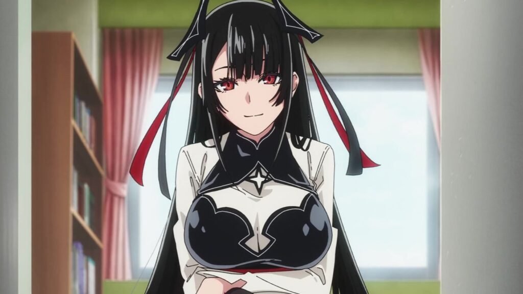 Nue, de cabelos negros longos e laços vermelhos, sorri de braços cruzados numa sala da escola, em cena do trailer do Anime