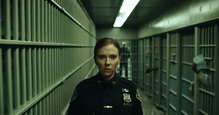 Scarlett Johansson de uniforme da polícia de Nova York num corredor de celas em O Exorcista: Mártires