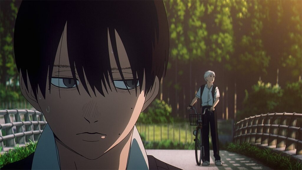 Yoshiki, de cabelo preto, encara a câmera em primeiro plano enquanto Hikaru, de cabelo claro, espera com a bicicleta numa ponte ao fundo, em cena do episódio 1 do anime