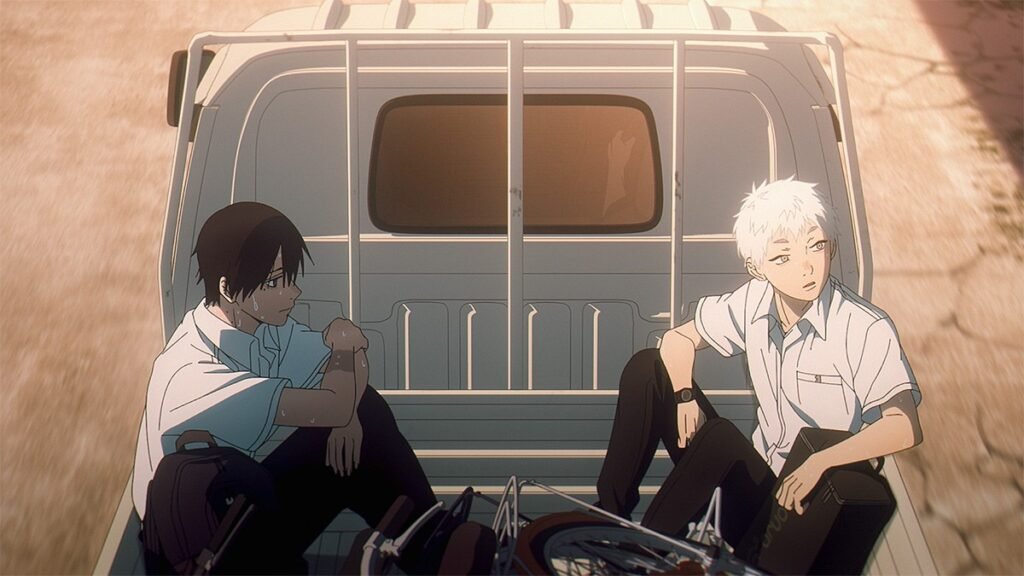 Yoshiki e Hikaru sentados na caçamba de uma caminhonete branca, com a bicicleta caída no chão de terra, em cena do episódio 6 do anime