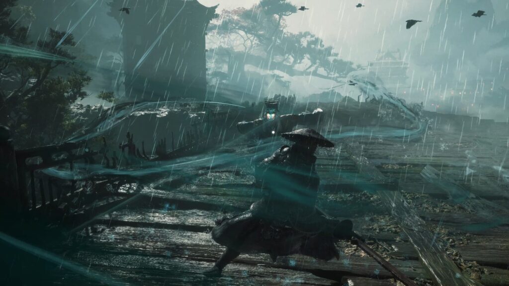 Soul avança sob chuva forte numa passarela de madeira, deixando um rastro de energia azul-esverdeada com a espada, em screenshot oficial de Phantom Blade Zero