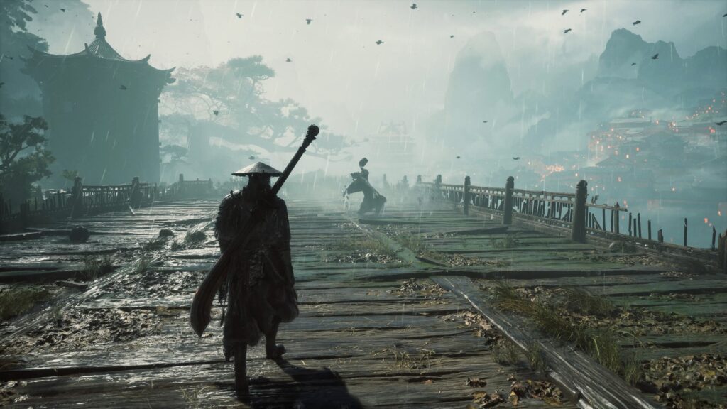 Soul caminha por uma ponte de madeira molhada num vale enevoado, com um pagode chinês ao fundo, em screenshot oficial de Phantom Blade Zero