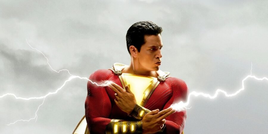 Shazam de braços cruzados com raios ao fundo, em arte oficial do filme Shazam! (2019)