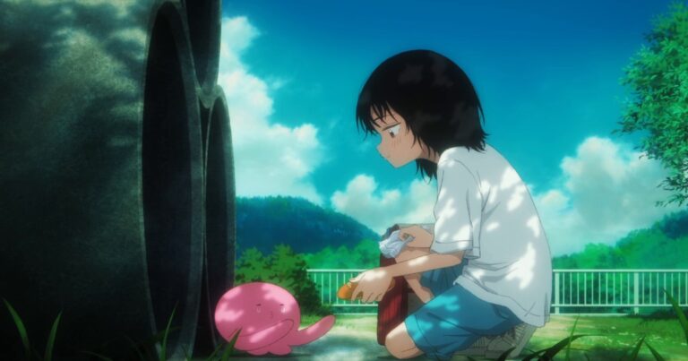Shizuka, de camiseta branca, agachada na grama ao lado de Takopi, o alienígena rosa, num dia de céu azul, em cena do trailer do filme de Takopi's Original Sin