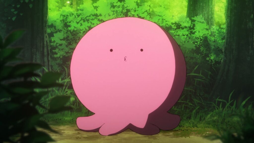 Takopi, o alienígena rosa em forma de polvo, parado no meio de uma floresta verde, em cena do trailer do filme de Takopi's Original Sin