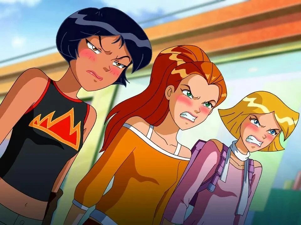 Alex, Sam e Clover, as protagonistas de Três Espiãs Demais, com cara de bravas