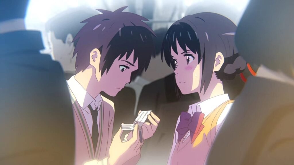 Taki e Mitsuha se olham num trem lotado em Your Name