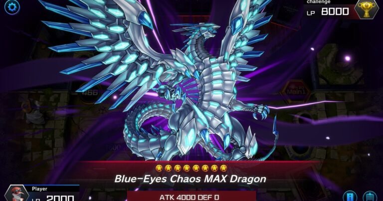 Dragão Branco de Olhos Azuis do Caos MAX, de asas abertas e corpo cristalino azul, invocado em duelo de Yu-Gi-Oh! Master Duel